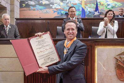 La democracia se vistió de gala: el Congreso de Colombia honra al Dr. José Benjamín Pérez Matos